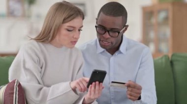 Karışık Irk Çifti Smartphone 'da Çevrimiçi Alışveriş Ödemesi Yapıyor