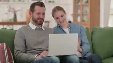 Mutlu çift evde dizüstü bilgisayarda görüntülü sohbet yapıyor. 