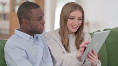 Evde Birlikte Tablet kullanan Sevilen Karışık Irk Çifti 