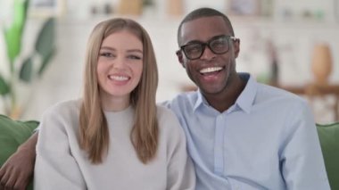 Karışık Irk Çifti Evde Video Görüşmesinde Konuşuyor 