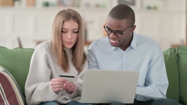 Úspěšná online nákupní platba na notebooku podle smíšeného závodu pár — Stock video