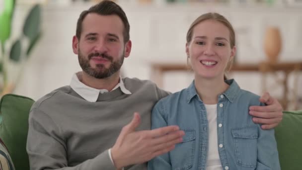Casal alegre conversando em chamada de vídeo em casa — Vídeo de Stock