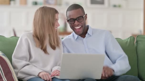 Online videochatt på bärbar dator med blandad ras par, Hem — Stockvideo