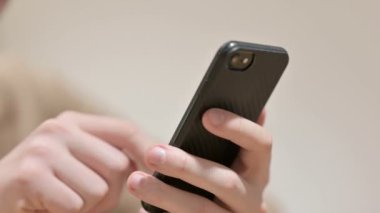 Akıllı Telefon Kullanan Adamın Elleri 'nin Kapanışı 