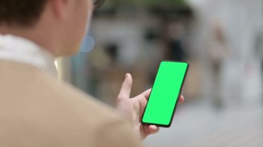 Krom Anahtar Ekranlı Akıllı Telefon Kullanan Adam 