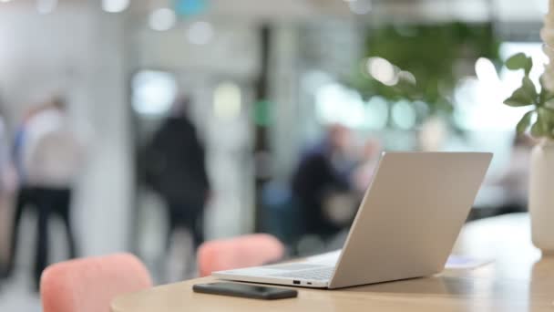 Prise de vue de l'ordinateur portable ouvert sur la table de bureau — Video