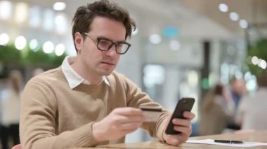 Ofisteki Erkek Tasarımcı 'nın Akıllı Telefondan Başarılı Online Alışverişi 