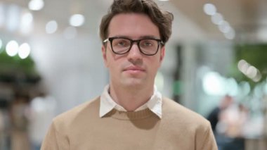 Çekici Genç Erkek Tasarımcı Dövüşüyor, Tartışıyor