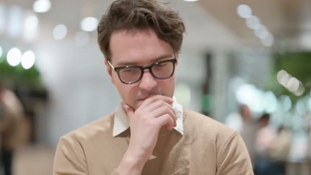 Pensive junge männliche Designer denken, Ideen bekommen — Stockvideo