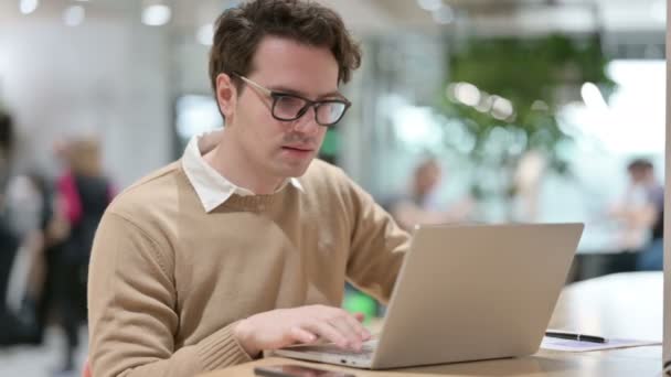 Jovem Designer Masculino com Laptop Celebrando no Escritório — Vídeo de Stock