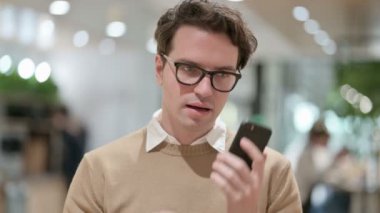 Genç Erkek Tasarımcı Akıllı Telefonla Konuşuyor