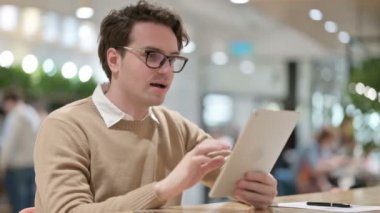 Ofisteki Adam 'ın Tablet' te Görüntü Çağrısı