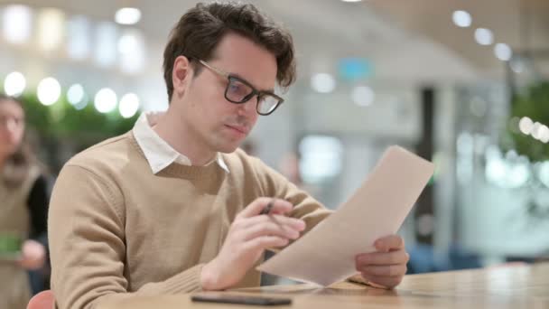 事務所で文書を読む男 — ストック動画