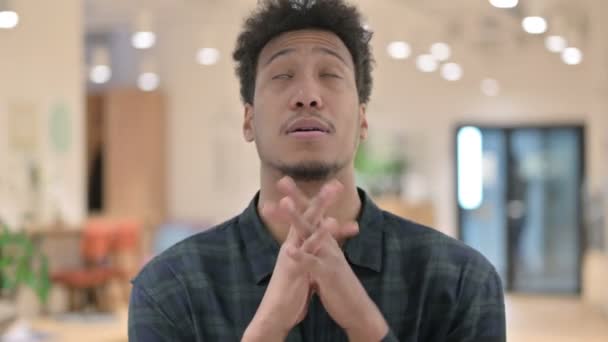 기도하고 있는 희망에 찬 아프리카 계 미국인 — 비디오