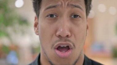 Şok Olan Afrikalı Adam 'a yakın çekim