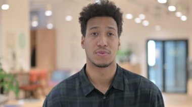 Afro-Amerikan Adam Tamam İşareti Elle Gösteriyor 