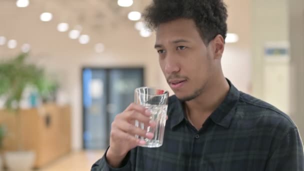 Афроамериканец пьет воду — стоковое видео