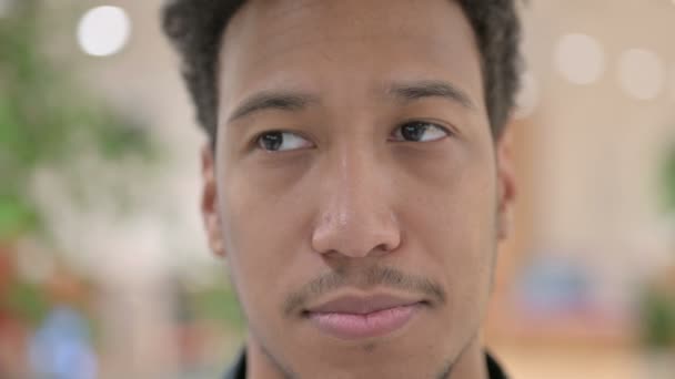Närbild av ansiktet av afroamerikanska mannen ler mot kameran — Stockvideo