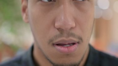 Diş ağrısı olan Afrikalı adama yaklaş. 