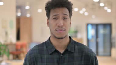 Afro-Amerikalı adam alkışlıyor, alkışlıyor.