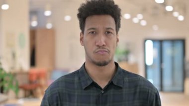 Afro-Amerikalı Adam 'dan Başparmak Aşağı Hareketi 