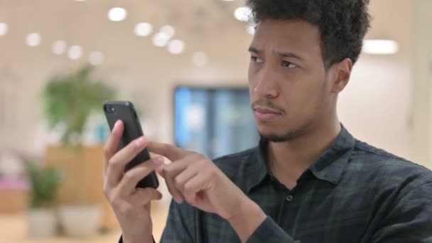 African American Man Kontrollerar Smartphone — Stockvideo