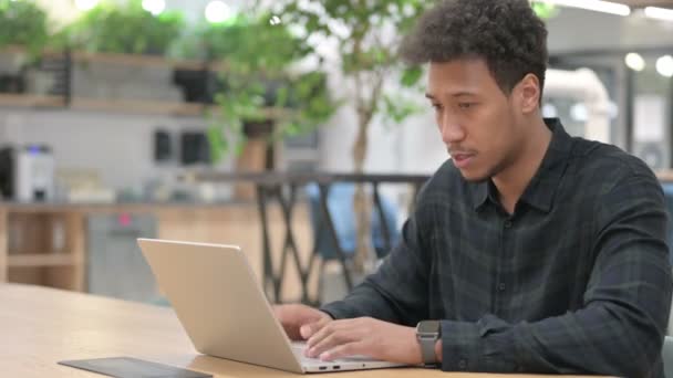 Επιτυχημένος Αφροαμερικανός που γιορτάζει στο Laptop at Work — Αρχείο Βίντεο