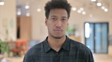 Kızgın Afrikalı Amerikalı adam tartışıyor, savaşıyor. 