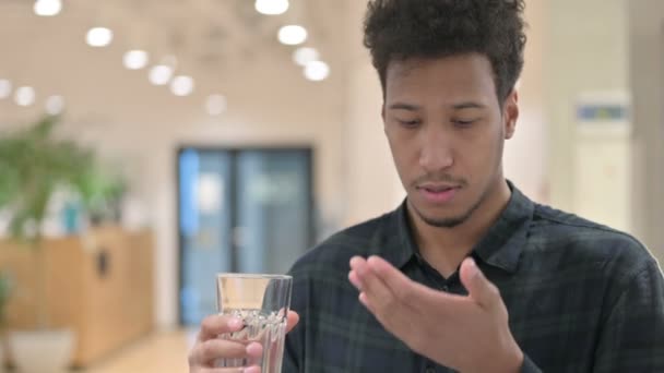 Su içerken Afro-Amerikalı Adam İlaç Yiyor — Stok video