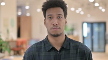 Başı sallanan Afrikalı Amerikalı Adam 'dan işaret yok 