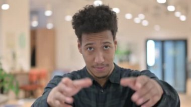 Afrikalı Amerikalı Kamerayı Gösteriyor, Davet Ediyor 