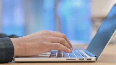 Laptop 'ta Yazan Afrikalı Elleri Kapat 
