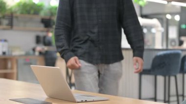 Afrikalı Amerikalı Adam Geri Dönüyor ve Bilgisayarı Açıyor 