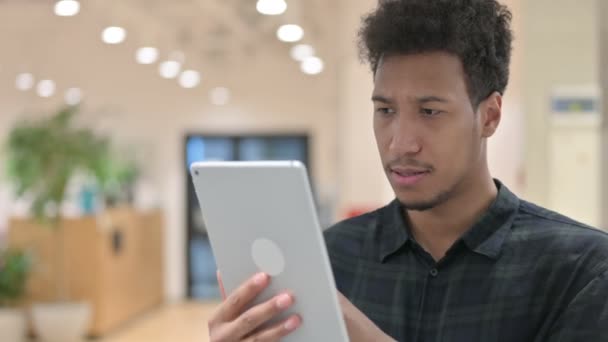 African American Man χρησιμοποιώντας ψηφιακή ταμπλέτα — Αρχείο Βίντεο