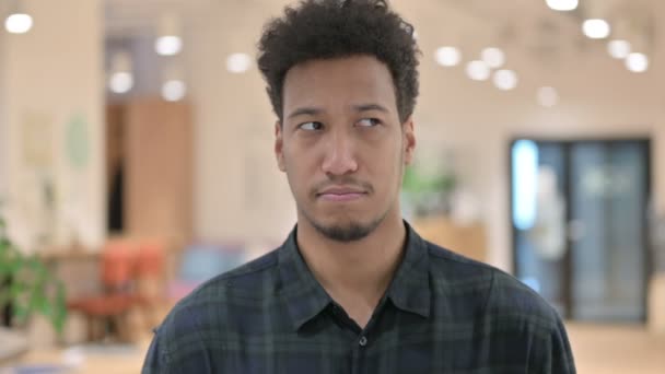 Hombre afroamericano oliendo mal olor — Vídeos de Stock
