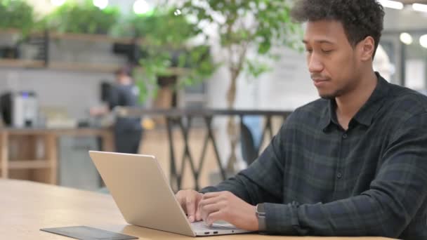 Afroamerykanin człowiek z Laptop potrząsający głową jako nie znak — Wideo stockowe