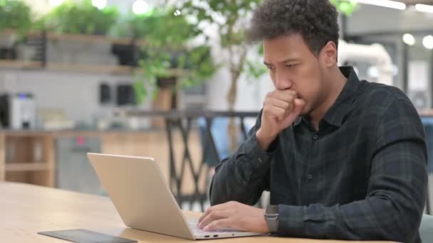 Афроамериканец с ноутбуком кашляет — стоковое видео
