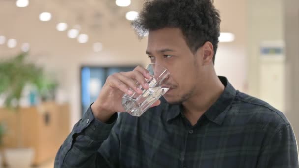 非洲裔美国人喝水时牙痛 — 图库视频影像