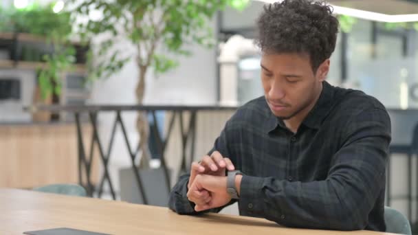 African American Man använder Smart Watch — Stockvideo