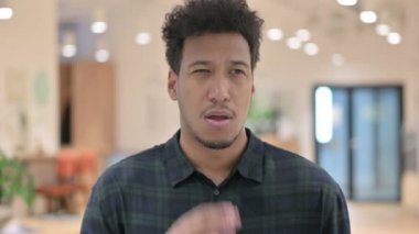 Çekici Afrikalı Amerikalı Adam Diş ağrısı çekiyor, Cavity