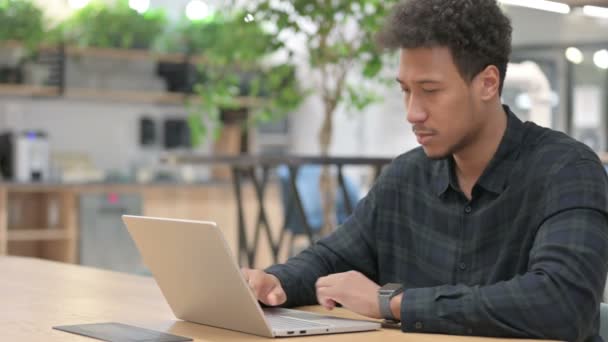 Uomo afroamericano con computer portatile con mal di testa — Video Stock