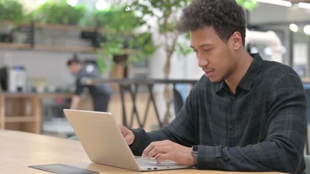 Tummen upp av afroamerikansk man med bärbar dator på jobbet — Stockvideo