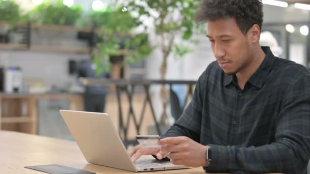 Fallimento di pagamento online sul computer portatile da uomo afroamericano — Video Stock