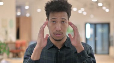 Afro-Amerikan Adam 'ın başı ağrıyor.