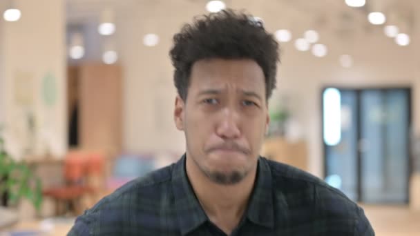 Csalódott afro-amerikai férfi reagál veszteség — Stock videók
