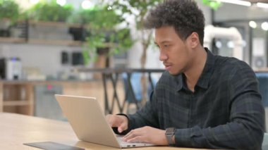 Laptop 'u olan Afrikalı Amerikalı Adam Kayıp, Başarısız 