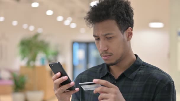 African American Man with Unsuccessful Online Payment on Smartphone — Stok Video