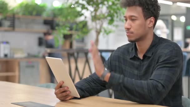 Hombre afroamericano haciendo videollamada en la tableta — Vídeos de Stock