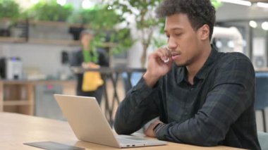 Laptoplu Afro-Amerikan Adam Kestiriyor 