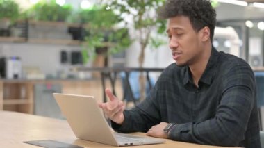 Bilgisayarda Afrikalı Amerikalı Adam Konuşuyor 